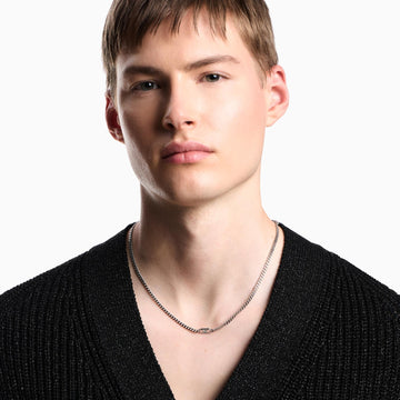 Ανδρικό ασημί κολιέ με ατσάλινη αλυσίδα Emporio Armani EGS3246040 σε ασημί χρώμα με οβαλ ενσωματωμένο στοιχείο, φορεμένο.